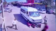 Minibüsün motosikletli kuryeye çarptığı an kamerada