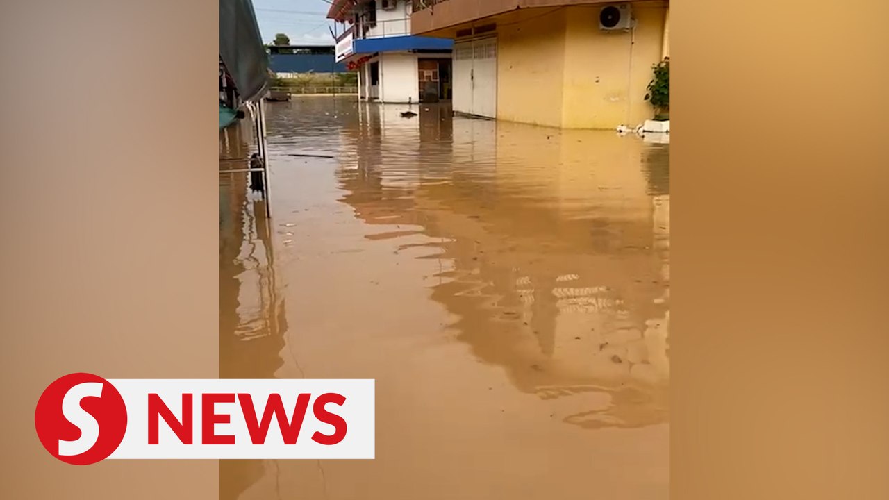 Flash floods in Tawau after two-hour downpour, clogged drain