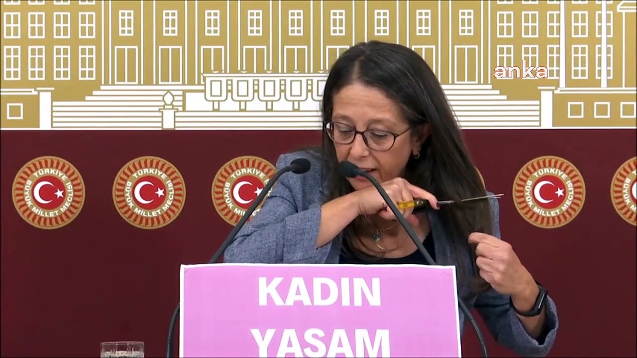 İran'daki saç kesme eylemi Meclis'e sıçradı! Milletvekili saçlarını kesti!