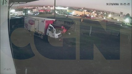 Impressionante: Vídeo mostra que Darci Ferreira foi derrubado por Saveiro antes de ser atropelado e morrer na BR-277