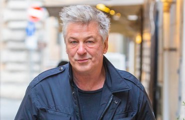 Télécharger la video: Alec Baldwin reaches settlement with Halyna Hutchins' family after fatal Rust shooting on set