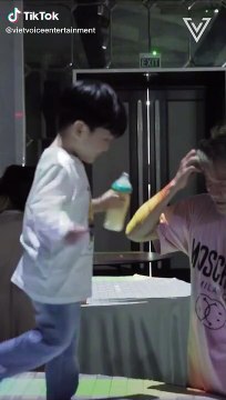 Con trai của Đàm Vĩnh Hưng đến buổi tập ủng hộ bố