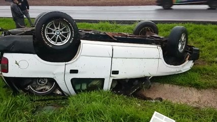 Chevrolet Blazer para com as quatro rodas para cima após capotamento na BR-467