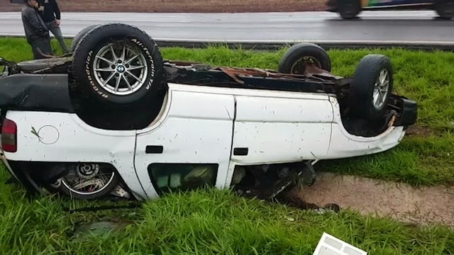 Chevrolet Blazer para com as quatro rodas para cima após capotamento na BR-467