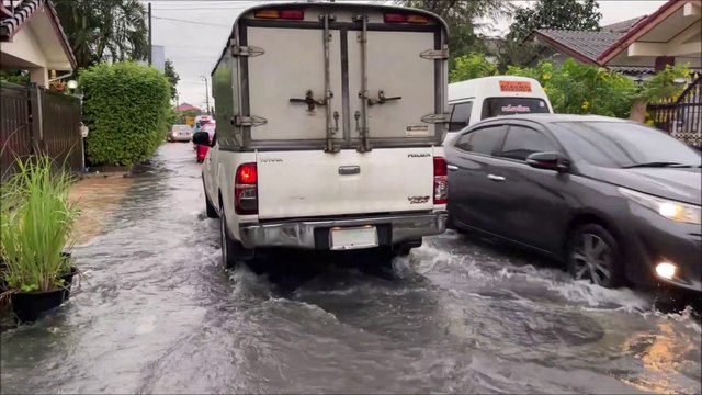 Bang Bua Thong Sai Noi District flooded again Thailand