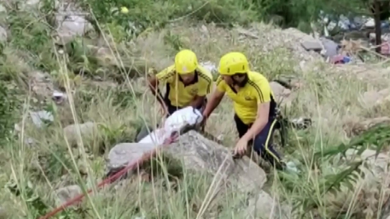 At least 25 dead after bus plunges into gorge in northern India - video ...