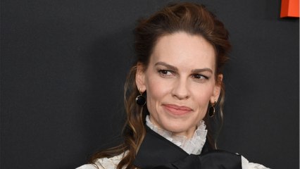 GALA VIDEO - Hilary Swank bientôt maman à 48 ans : l’actrice est enceinte de jumeaux !
