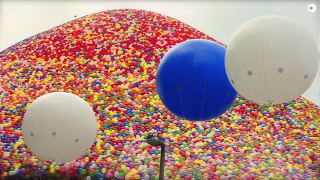 شاهد ما حدث عنما أطلق 5 ملايين بالون لن تصدق ما ترى