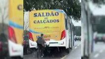 Ciclista “pega rabeta” em ônibus de transporte público em Cascavel