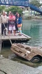 Carro que caiu em canal com grávida em SC é retirado após cinco meses na água