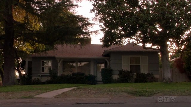 Young Sheldon 6x1 - Sheldon stands up for his Family in Church