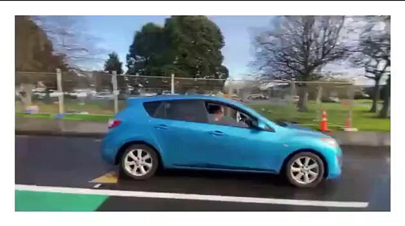 NZ cop busted posing as window washer to catch motorists on phones