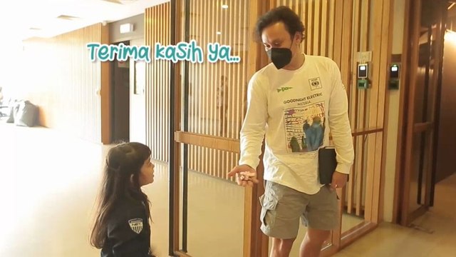 Gemes!! Mazaya Kasih Coklat ke Vincent!