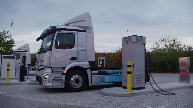 Mercedes-Benz eActros 300 Sattelzugmaschine für flexible Einsätze