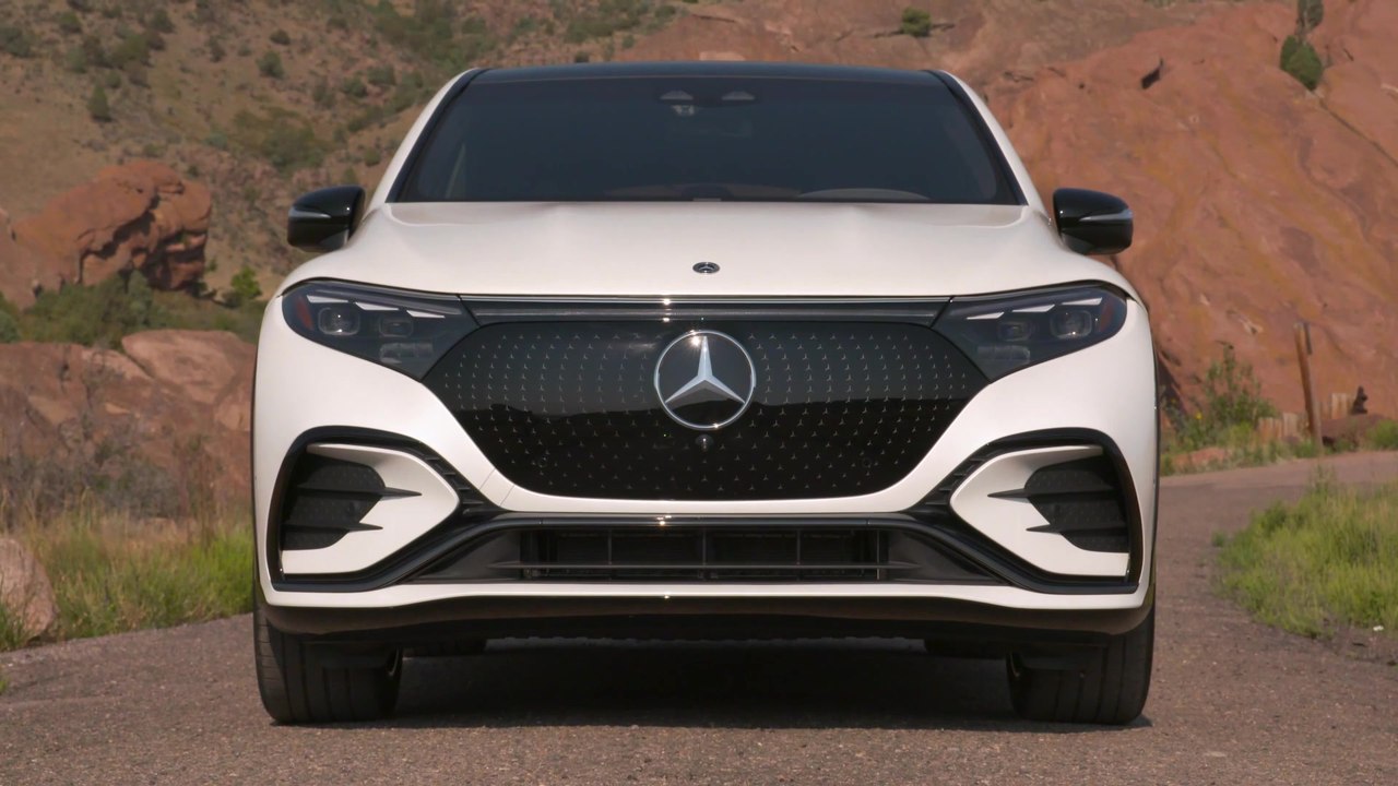 The new Mercedes-Benz EQS SUV 580 4MATIC Design in Diamond White