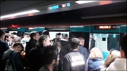 Ulaştırma Bakanlığı'na bağlı Marmaray'da arıza! Yüzlerce yolcu mağdur oldu