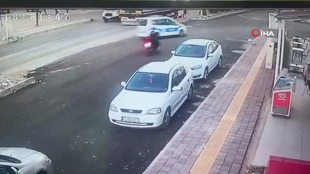 Yan yoldan karşıya geçmeye çalışan polis otosuna motosiklet çarptı... O anlar kamerada