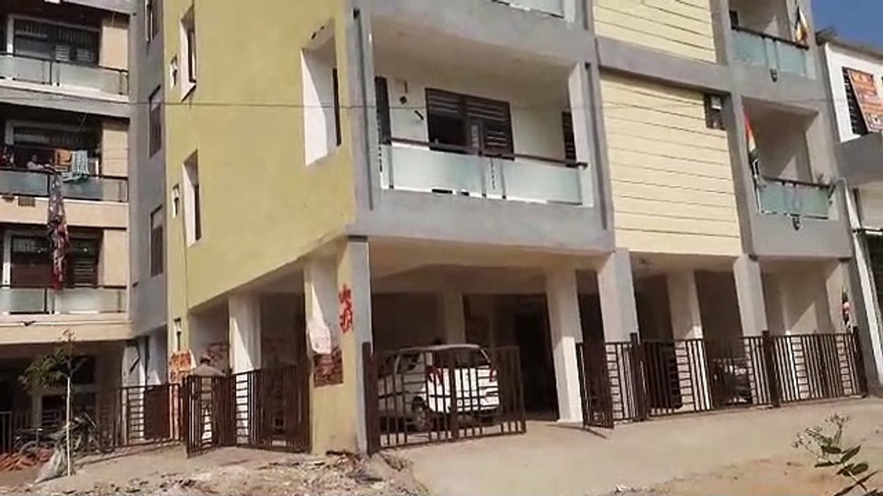 पांच मंजिला अवैध इमारत के आठ फ्लैट सील, पांच मे...