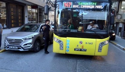 AVCILAR'DA KAVŞAKTA PARK EDEN SÜRÜCÜ TRAFİĞİ KİLİTLEDİ