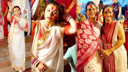 सिंदूर खेला के मौके पर मीडिया वालो को मिठाई देती रानी मुख़र्जी