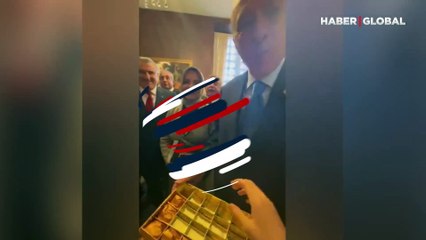 Cumhurbaşkanı Erdoğan çikolata dağıttı: '"İki tane daha al''