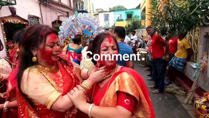 شاهد: اختتام فعاليات مهرجان "دورغا بوجا" في كولكاتا الهندية