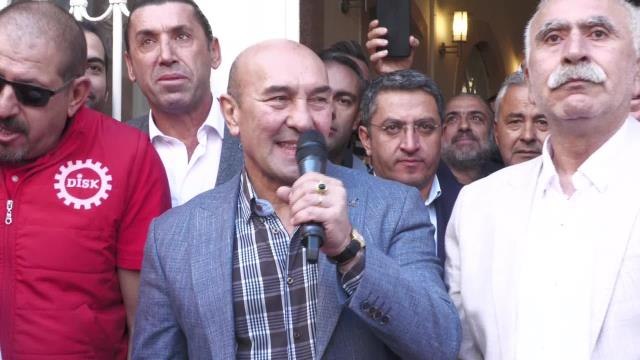 İzmir haberi! İzmir Büyükşehir Belediyesi'ne ve Başkan Tunç Soyer'e Emekçilerden Destek. Belediye Binası Önünde Kalabalığa Seslenen Soyer: Ben Bedel Ödemeye...