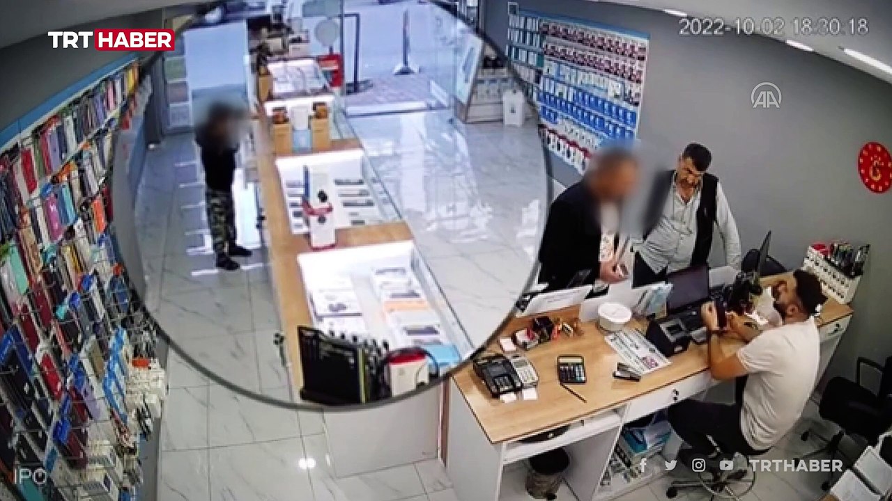 Telefoncudaki çocuklu hırsızlık kameraya yansıdı
