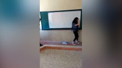 İran'da protestolar büyüyor! Öğrenciler Humeyni ve Hamaney'in portresini çiğneyip başörtülerini çıkardı