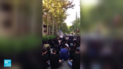 "عار عليكم"... غضب وهتافات لفتيات إيرانيات