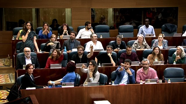 Gritos de “sinvergüenza” y gestos de vómito: tangana en la Asamblea por las palabras de la mano derecha de Ayuso sobre las residencias