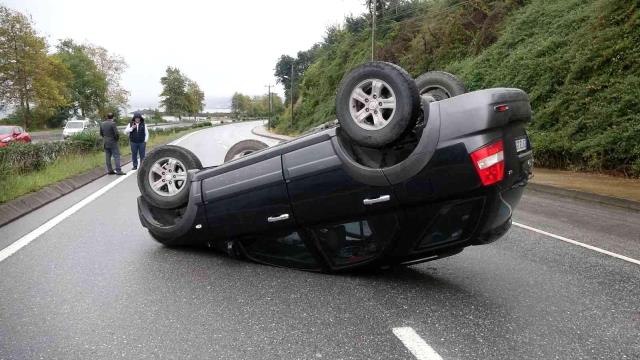 Son dakika 3. sayfa: Takla atan araçtan burnu bile kanamadan kurtuldu... Polisler olası bir kazayı böyle önledi