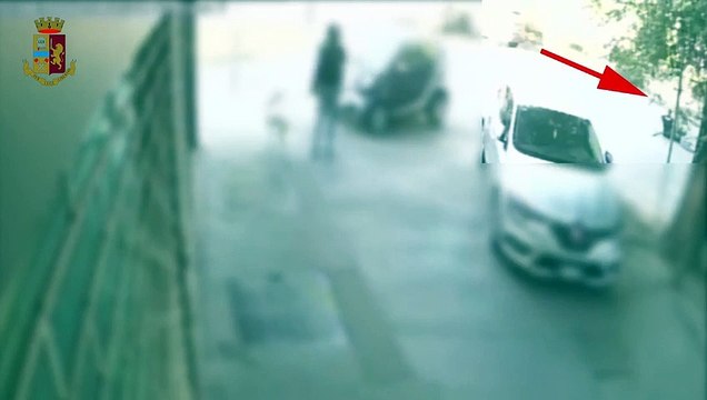Milano, dopo l'alt un 52enne investe un agente di polizia in bicicletta e fugge