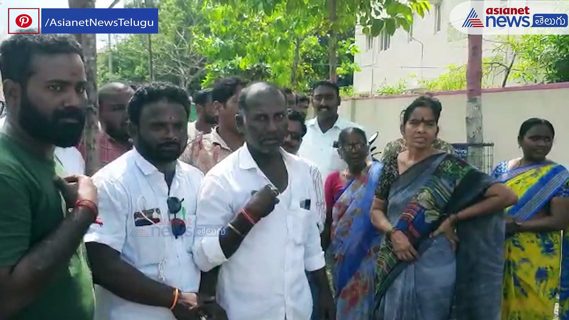 సర్పంచ్ తనయుల వీరంగం... కోరుట్ల పోలీస్ స్టేషన్ వద్ద బాధితల ఆందోళన