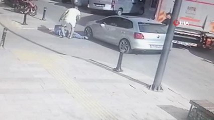 Dalgınlığının bedelini ağır ödedi... Otomobilin çarptığı yaya savrularak yere düştü