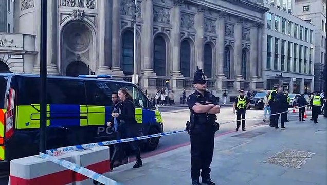 Bishopsgate stabbing: Police cordon in place after three knifed in City of London