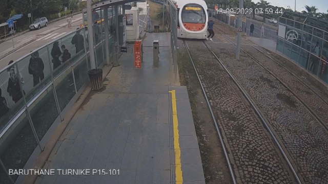 Samsun’da tramvayın çarptığı genç kız yara almadan kurtuldu