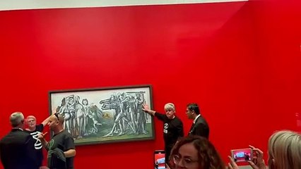 İklim aktivistlerinden bir eylem daha! Picasso'nun tablosunun ellerini yapıştırdılar