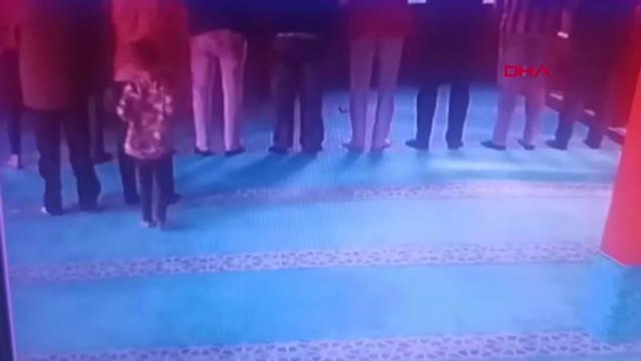 İSTANBUL-NAMAZ KILAN BABASININ CEBİNDEN ALDIĞI PARAYI CAMİNİN YARDIM KUTUSUNA ATTI