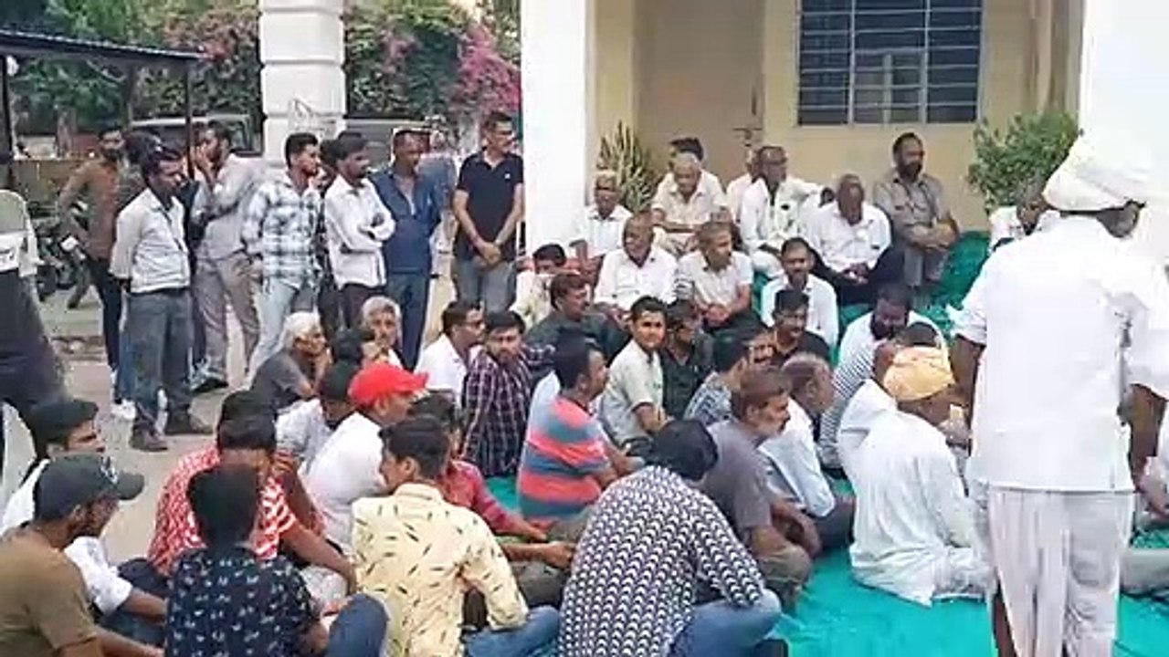 सुमरेपुर में करंट से 12 वर्षीय बालक की मौत, ग्रामीण धरने पर बैठे