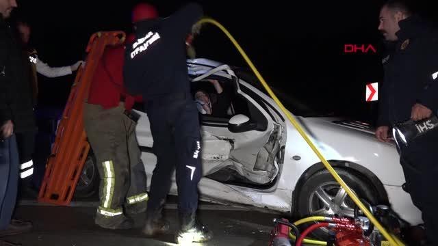Son dakika haber! KAZA YAPAN SÜRÜCÜYE YARDIMA GİDENLERİN 3 ARACINA OTOMOBİL ÇARPTI
