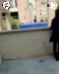 مشاهد لطالبات جامعة في إيران يهتفن ضد النظام ويطالبن برحيل رئيس البلاد إبراهيم رئيسي خلال زيارة له لحرم الجامعة - العربية