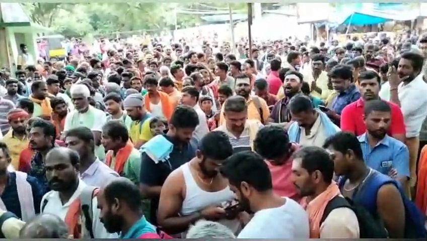 புரட்டாசி மாத பெளர்ணமி.. மழையை பொருட்படுத்தாமல் சதுரகிரி கோவிலில் குவிந்த மக்கள்..