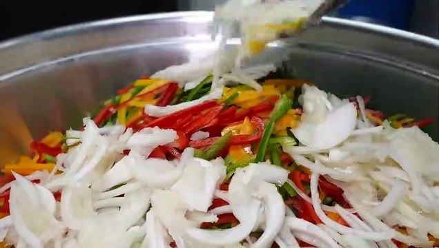 There are only 15 meat restaurants in the Food Alley, a meat restaurant that attracts customers from all over the world- A meat restaurant that offers free ribs and crabjang if you eat Korean beef┃Korean beef steak