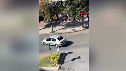 Trafikte tartıştığı sürücülerin üzerine balta ile yürüdü