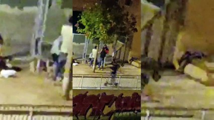 Jóvenes aspiran globos de helio en plena calle en el Raval