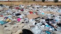 Mar de basura cerca de un núcleo residencial en Alcalá
