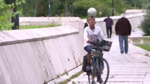 Meksikalı gezgin Nieto, kafasında futbol topuyla ülke ülke pedal çeviriyor