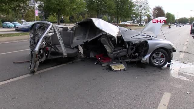 İSTANBUL-KARTAL'DA REFÜJDEKİ AĞACA ÇARPAN OTOMOBİL İKİYE BÖLÜNDÜ