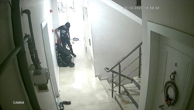 Son dakika haber: İstanbul'da yangın söndürme tüpü hırsızına köpekli suçüstü kamerada